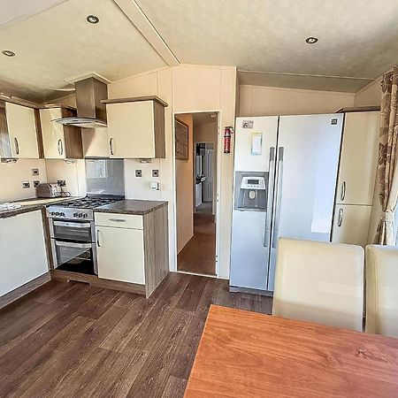 Beautiful Caravan With Decking Wifi At St Osyth Beach Holiday Park Ref 28077Dw Clacton-on-Sea Zewnętrze zdjęcie