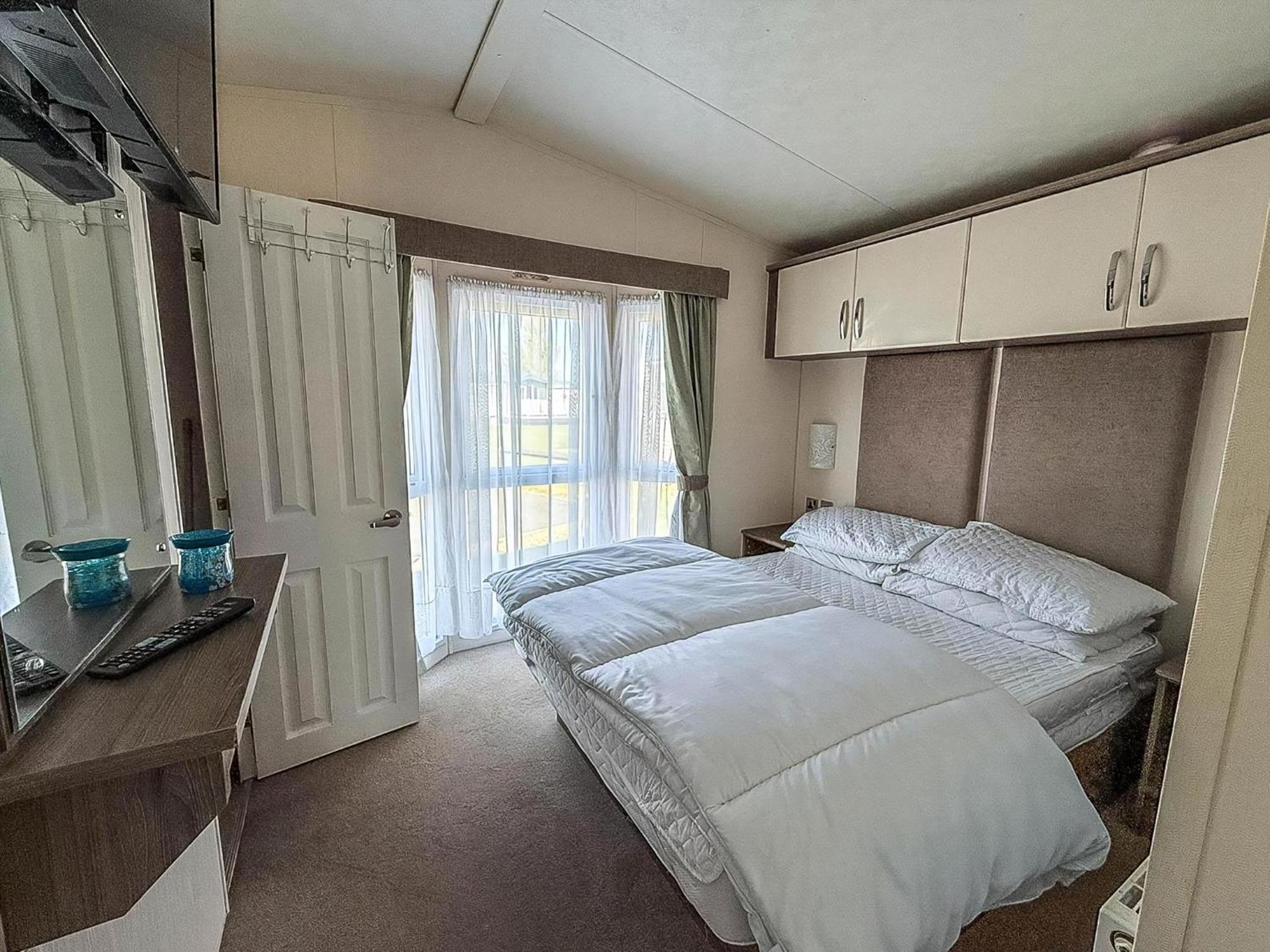 Beautiful Caravan With Decking Wifi At St Osyth Beach Holiday Park Ref 28077Dw Clacton-on-Sea Zewnętrze zdjęcie