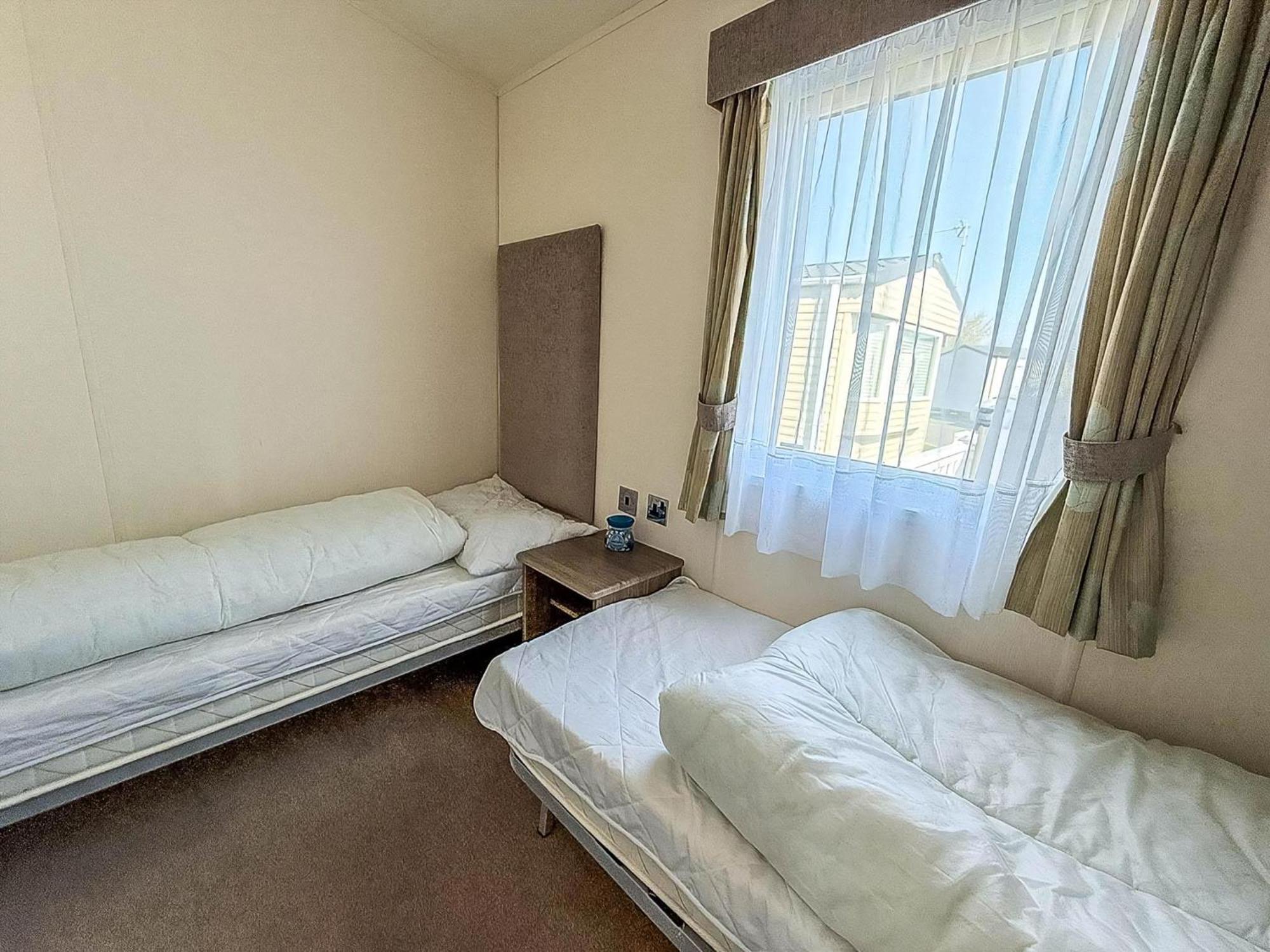 Beautiful Caravan With Decking Wifi At St Osyth Beach Holiday Park Ref 28077Dw Clacton-on-Sea Zewnętrze zdjęcie