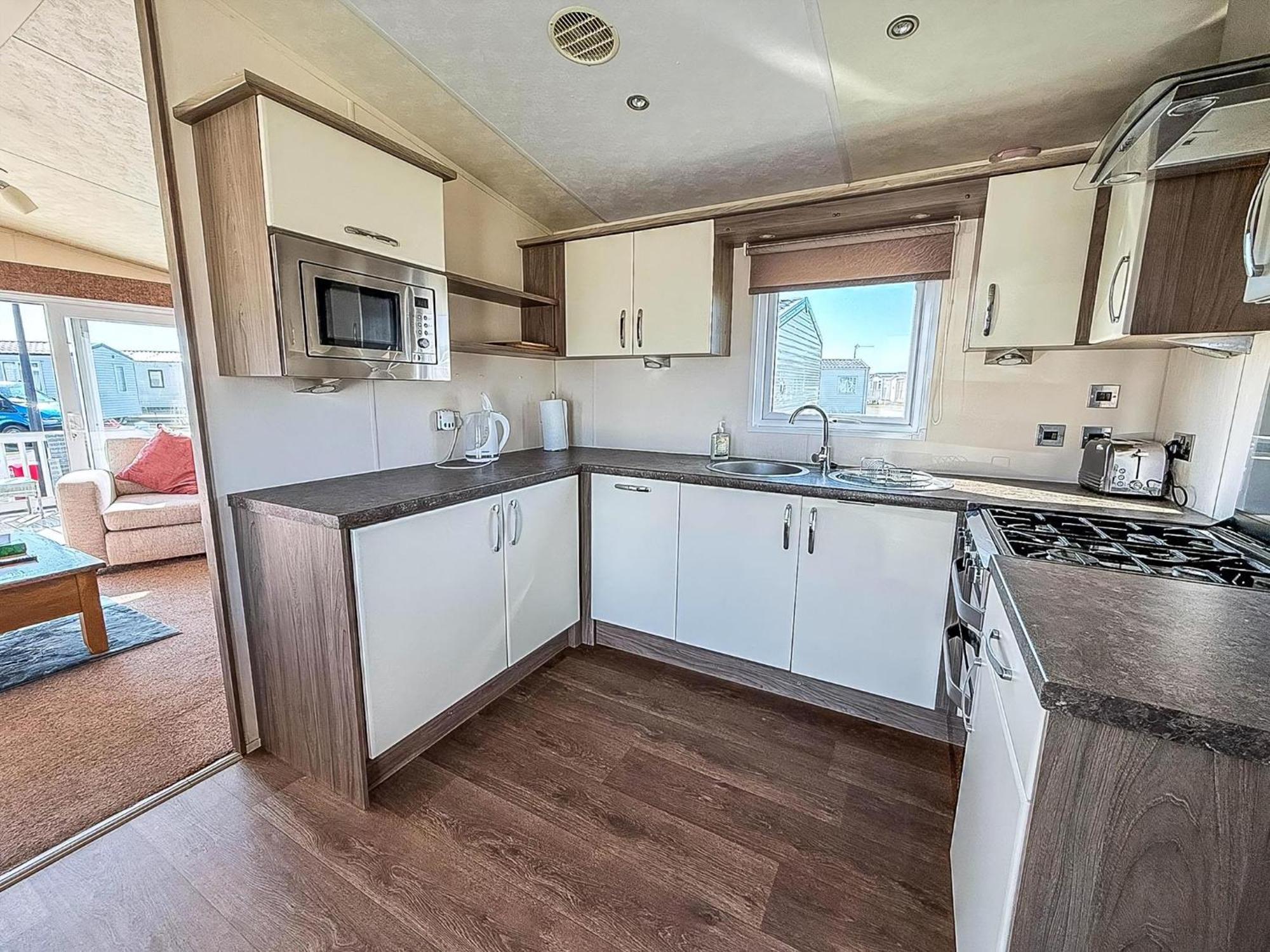 Beautiful Caravan With Decking Wifi At St Osyth Beach Holiday Park Ref 28077Dw Clacton-on-Sea Zewnętrze zdjęcie