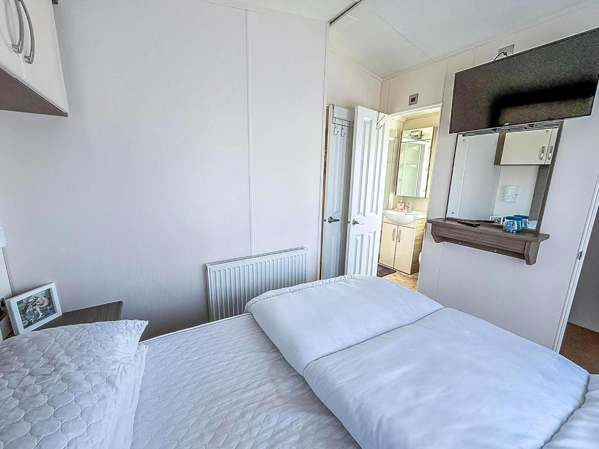Beautiful Caravan With Decking Wifi At St Osyth Beach Holiday Park Ref 28077Dw Clacton-on-Sea Zewnętrze zdjęcie