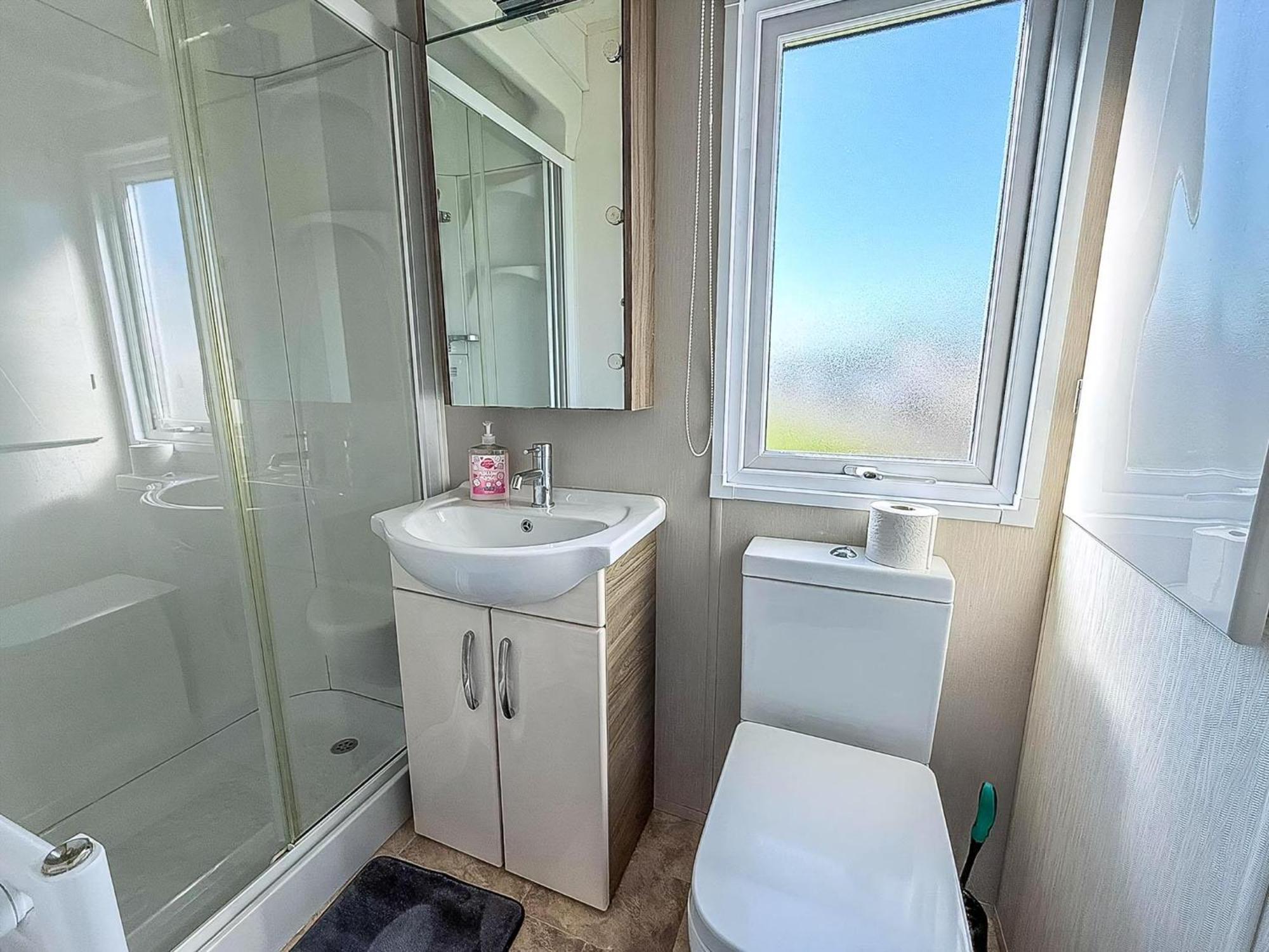 Beautiful Caravan With Decking Wifi At St Osyth Beach Holiday Park Ref 28077Dw Clacton-on-Sea Zewnętrze zdjęcie