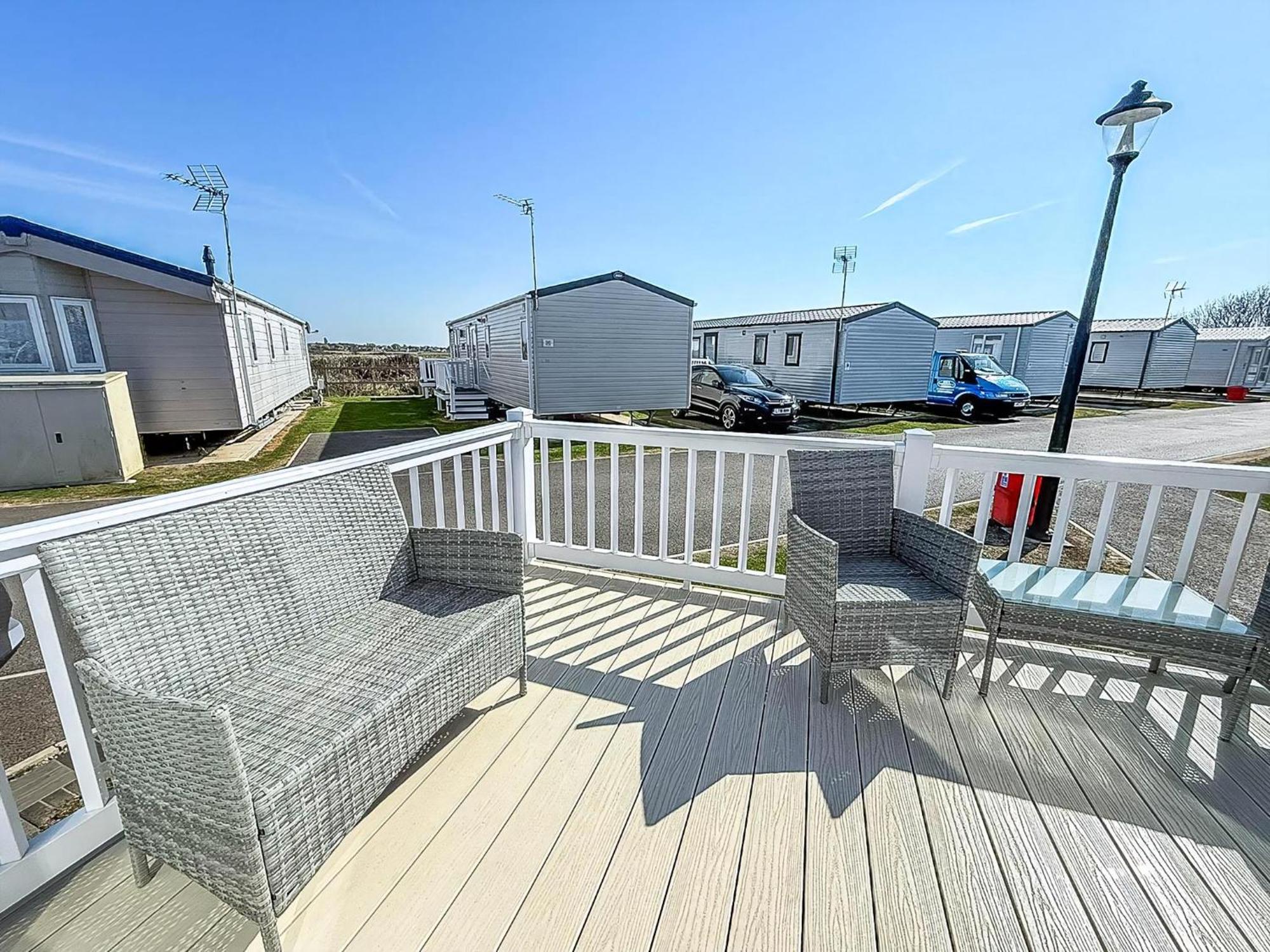 Beautiful Caravan With Decking Wifi At St Osyth Beach Holiday Park Ref 28077Dw Clacton-on-Sea Zewnętrze zdjęcie