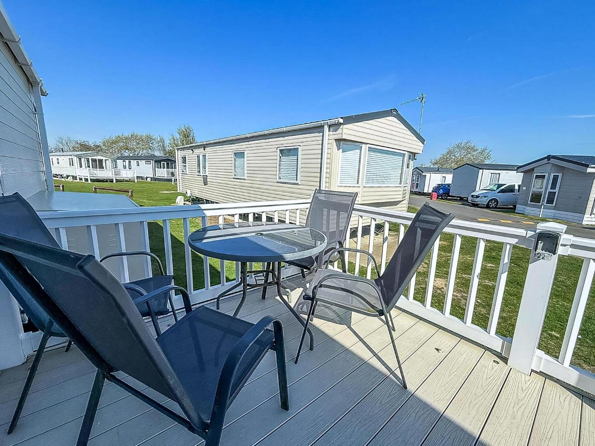 Beautiful Caravan With Decking Wifi At St Osyth Beach Holiday Park Ref 28077Dw Clacton-on-Sea Zewnętrze zdjęcie